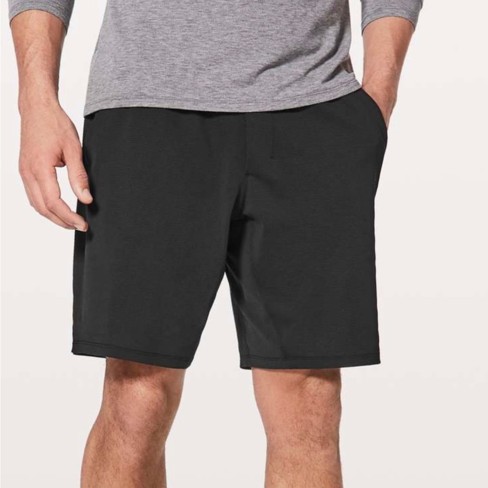 Lululemon Men’s Warp Lite Shorts 9 in - Size XL